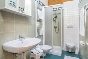 Ducha, artículos de tocador gratuitos, secador de pelo, bidet