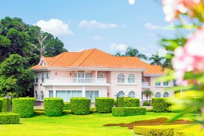 欧式别墅 | 埃及棉床单、高档床上用品、迷你吧、客房内保险箱