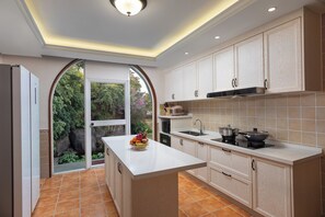 European Villa | Private kitchen | Fridge, coffee/tea maker, electric kettle - Xiamen C&D Hotel (Xiamen)
