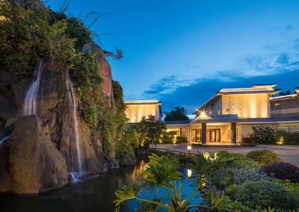 Front of property – evening/night - Xiamen C&D Hotel (Xiamen)