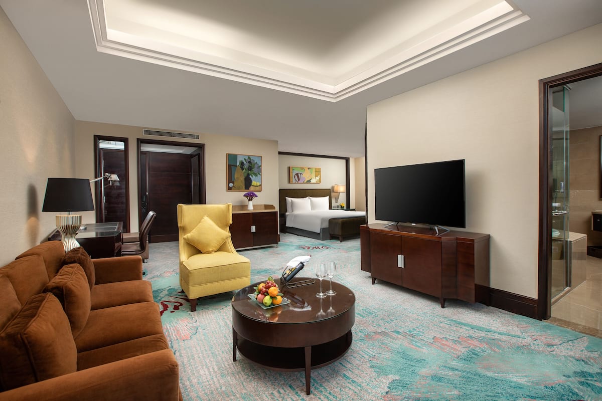 Suite, uitzicht op tuin | 1 slaapkamer, lakens van Egyptisch katoen, luxe beddengoed, een minibar