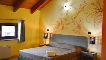 Habitación doble | Caja de seguridad en la habitación, escritorio y camas extra