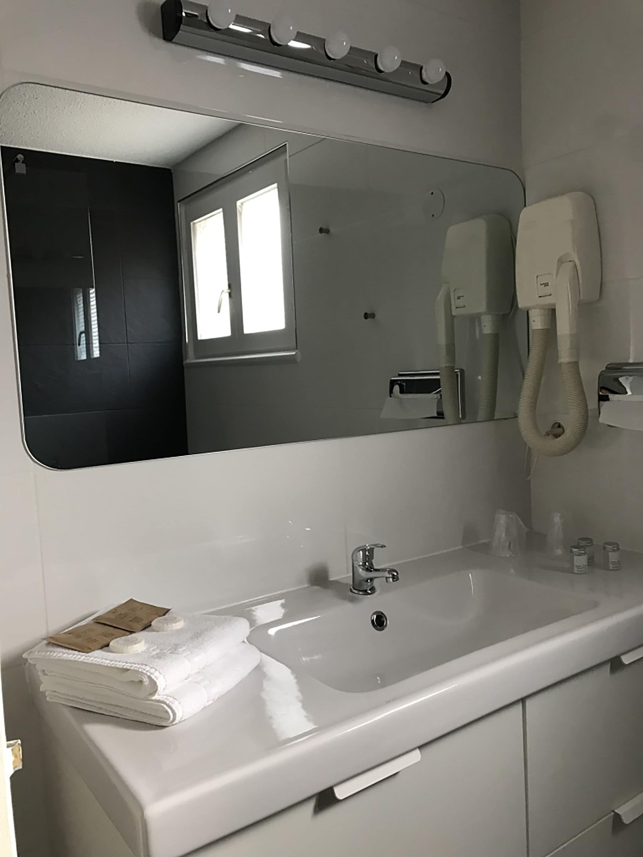 spacious mexican room, ground floor | bathroom | free toiletries, hair dryer, towels