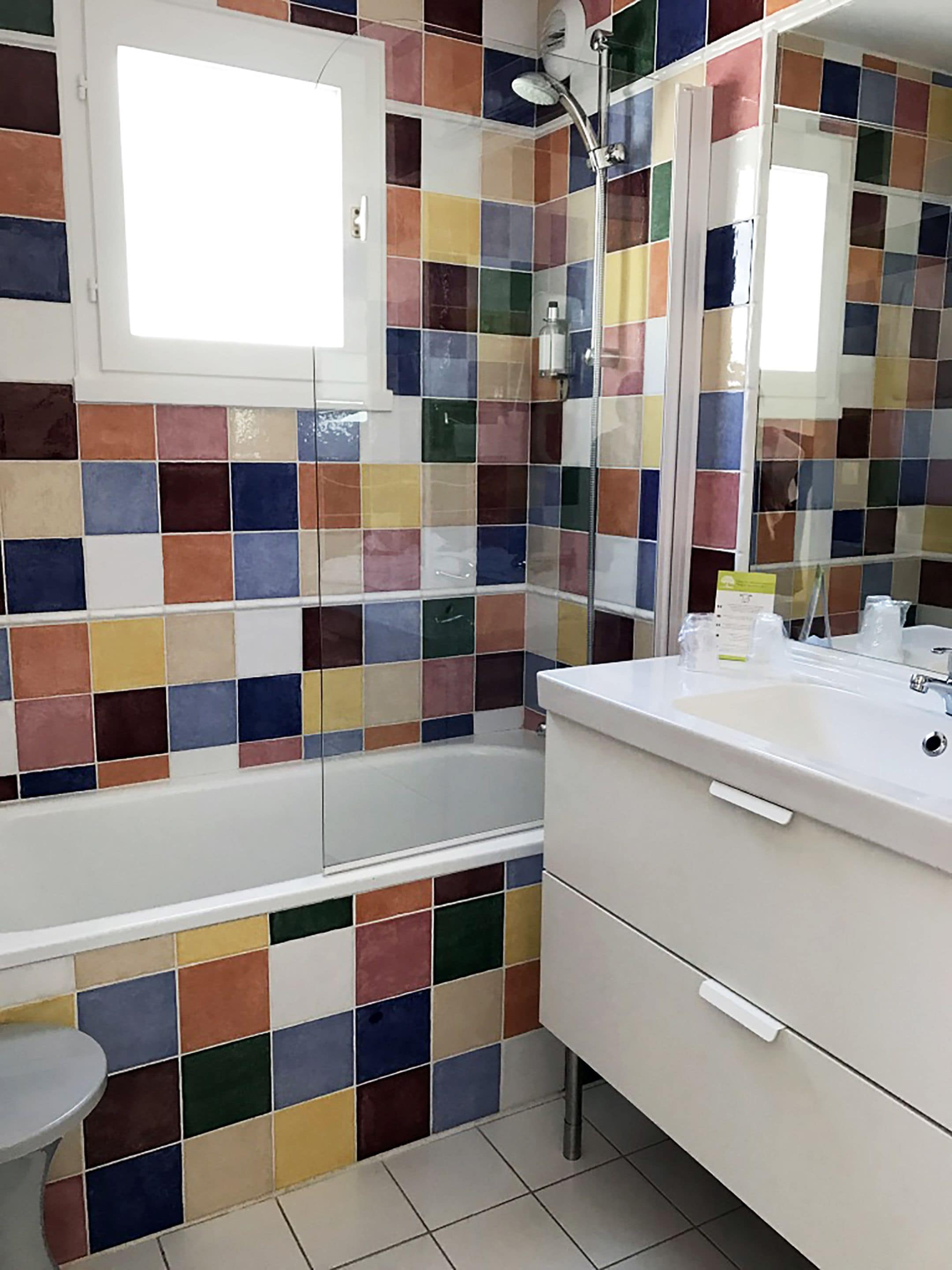 superior triple room, 1 bedroom, 2 or 3 persons | bathroom | free toiletries, hair dryer, towels