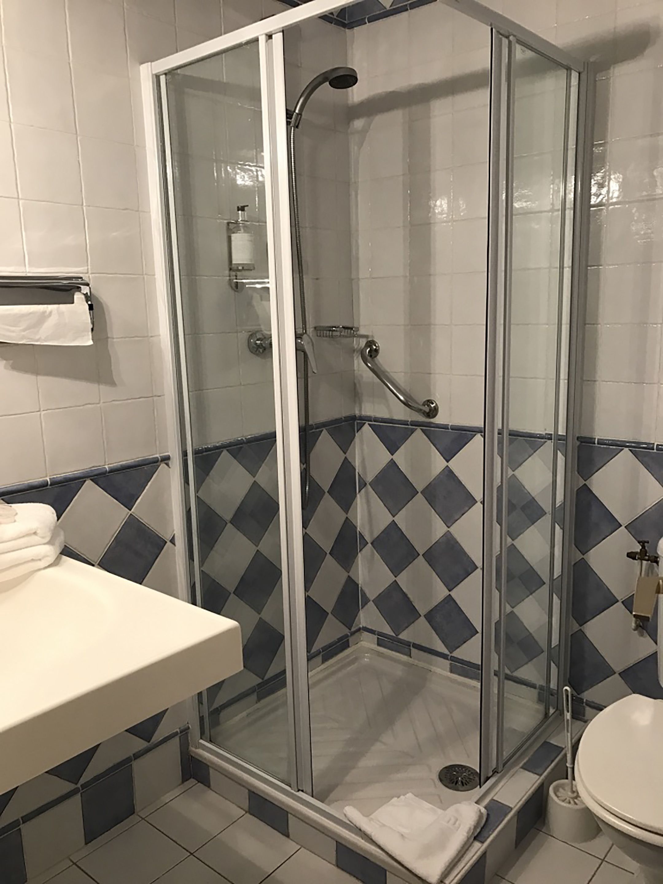 standard room | bathroom | free toiletries, hair dryer, towels