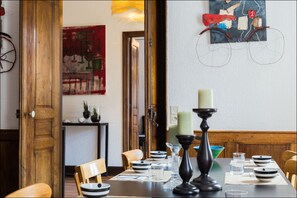 อาหารเช้าแบบบุฟเฟ่ต์ทุกวัน (EUR 16 ต่อคน)