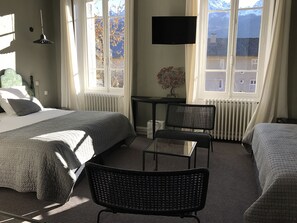 Spacious « Mexican » Room  2 or 3 persons | Premium bedding, in-room safe, blackout curtains, iron/ironing board - Hotel Azteca (Barcelonnette)