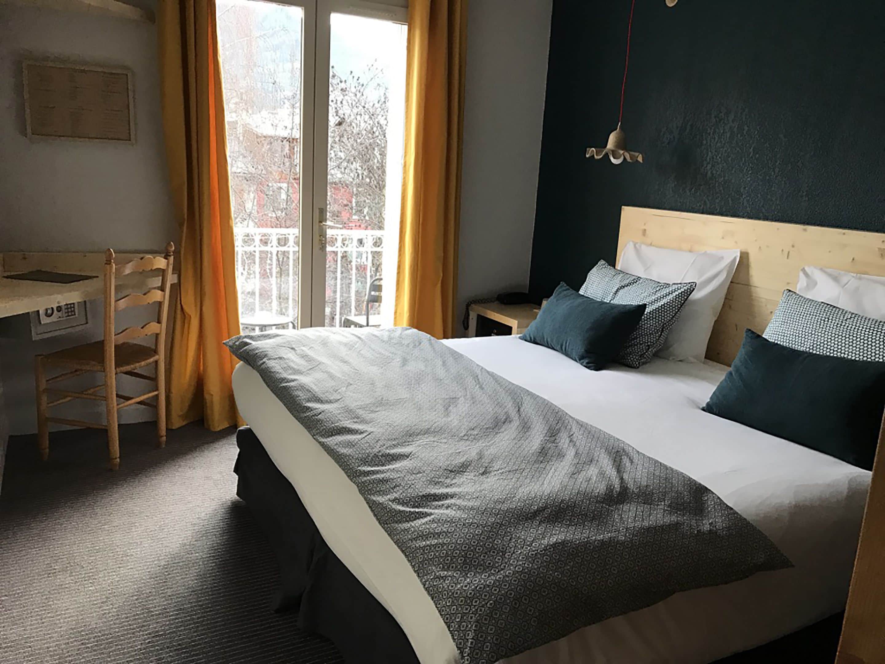 Premium bedding, in-room safe, blackout drapes, iron/ironing board