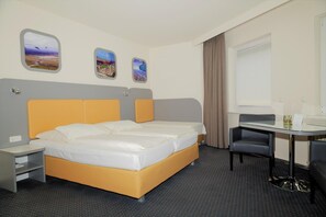Desk, soundproofing, cots/infant beds, free WiFi - Hotel Cockpit (Hamburg)