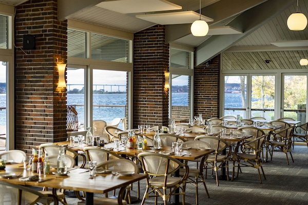 Se sirven desayunos, comidas, cenas y cocina local con vista al mar