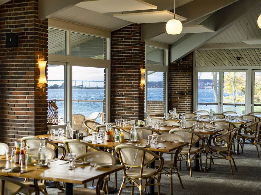 Breakfast, lunch, dinner served; local cuisine, ocean views