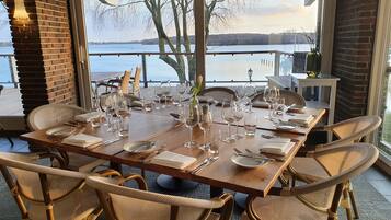 Der serveres morgenmad, frokost, aftensmad og brunch