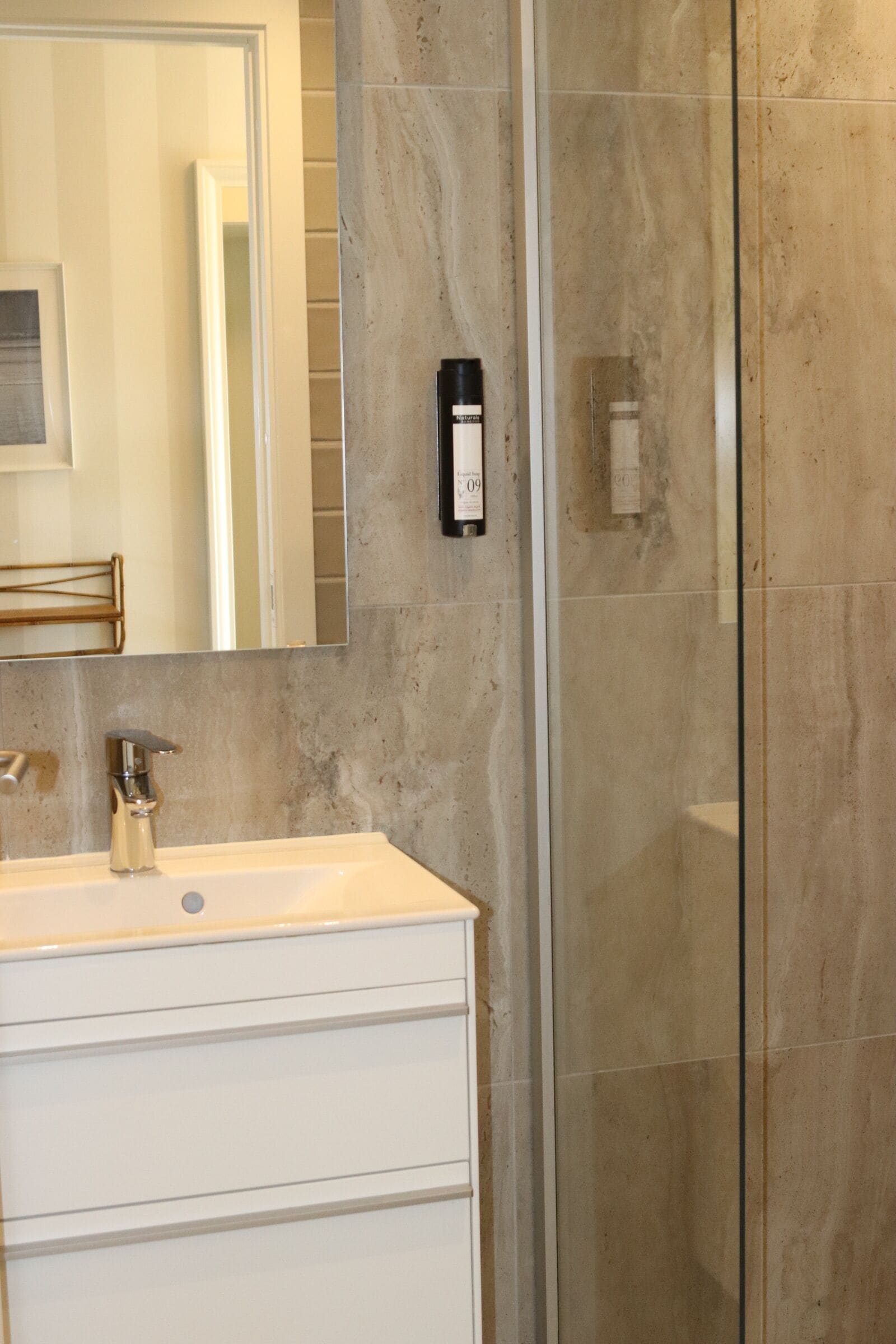 classic double room | bathroom | shower, eco-friendly toiletries, hair dryer, towels
