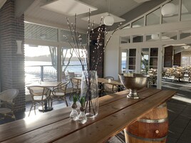 供应早餐、午餐和晚餐，地方菜，海景