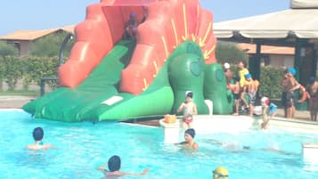 Piscine extérieure (ouverte en saison), parasols de plage