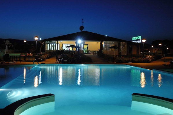 Piscina externa sazonal, guarda-sóis, espreguiçadeiras