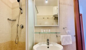 Shower, free toiletries, hair dryer, bidet - Casa in Maremma Tuscany Village (Scarlino)