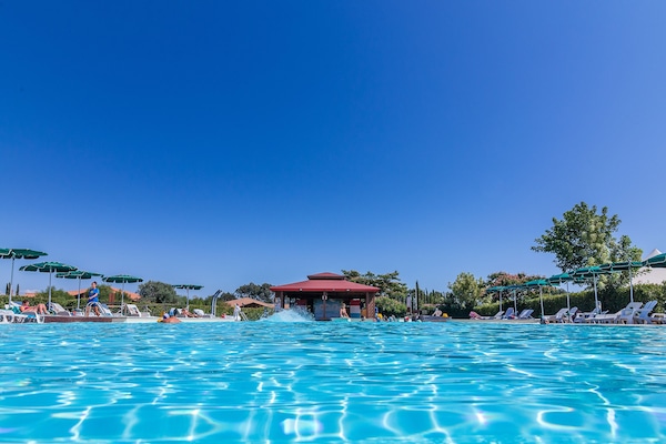 Piscina stagionale all'aperto, ombrelloni da piscina, lettini