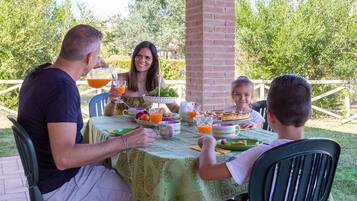 Daily continental breakfast (EUR 14 per person)