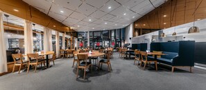 早餐，供應午餐和晚餐