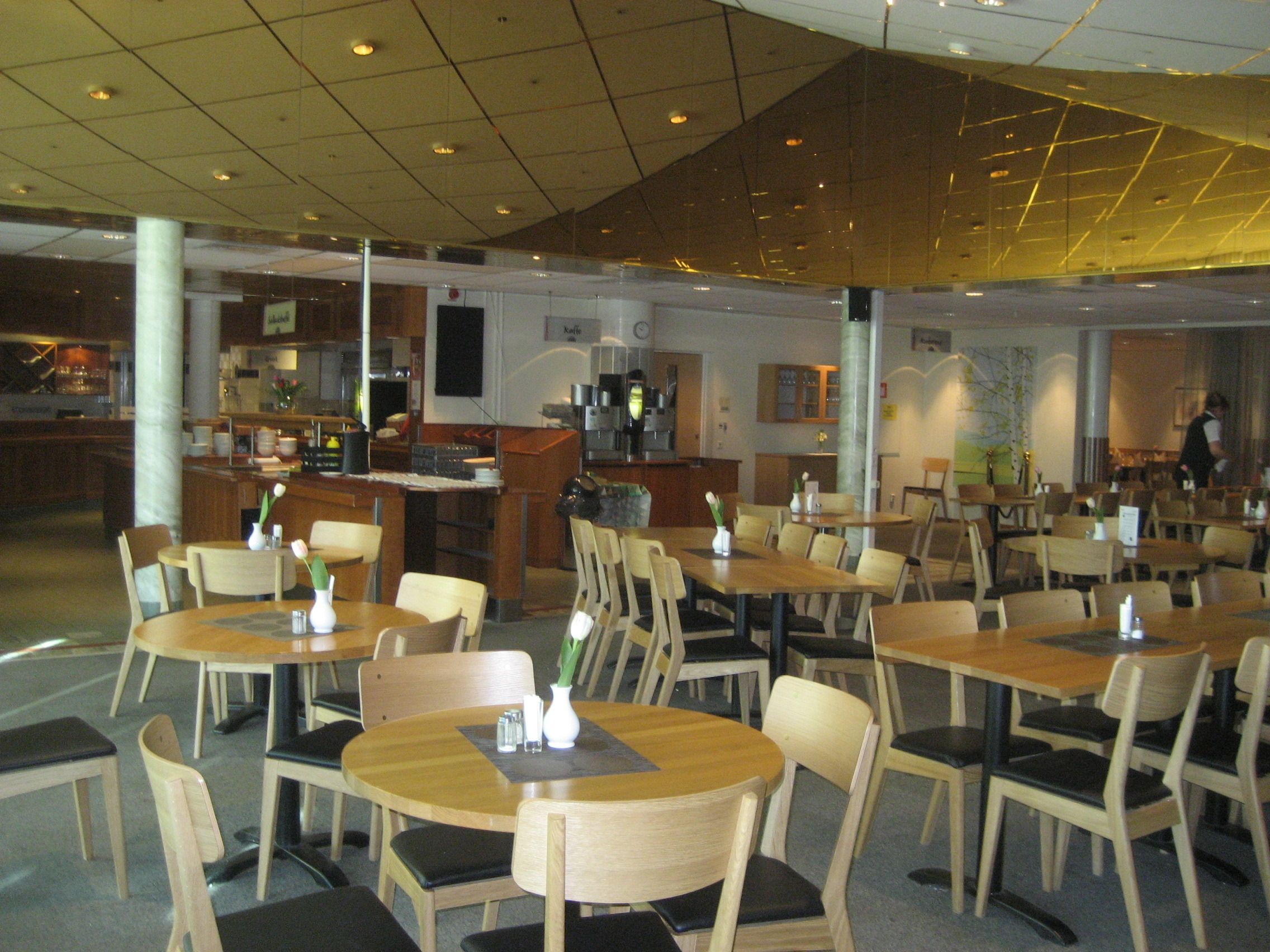 Phục vụ bữa sáng, bữa trưa và bữa tối 