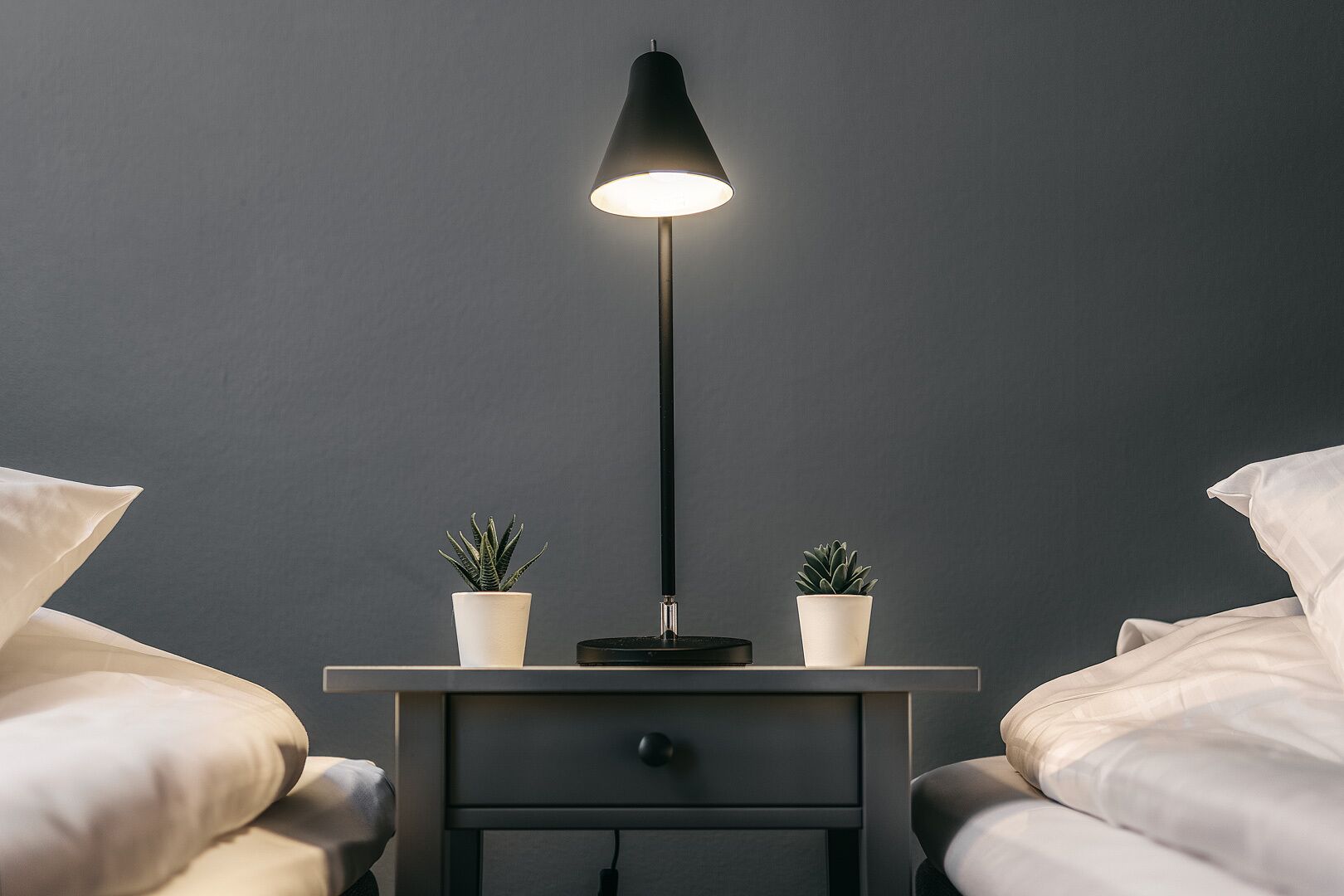 Dubbelrum - 2 enkelsängar | Värdeförvaringsskåp på rummet, skrivbord och strykjärn/strykbräda