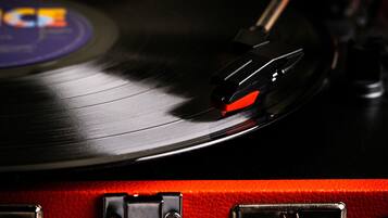 Een close-up van een vinylplaat op een draaitafel.