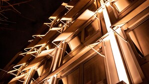 A building with multiple windows and a complex, geometric metal framework. - Design-Hotel JAMS (Munich)