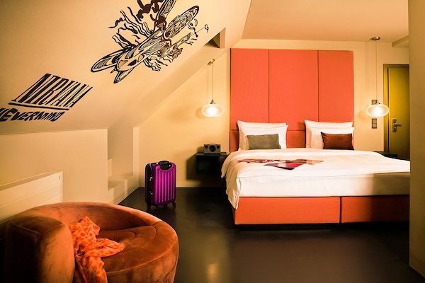 Deluxe tweepersoonskamer | Luxe beddengoed, een kluis op de kamer, individueel gedecoreerd