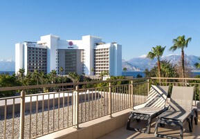 Frigobar, cofres nos quartos, berços grátis, camas extras/dobráveis