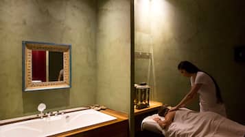 Salas para tratamentos a dois, sauna seca, banheira de hidromassagem