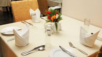 Dagelijks ontbijtbuffet (NGN 7500 per persoon)