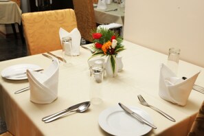 Petit déjeuner buffet (7500 NGN par personne)