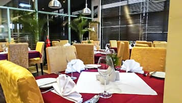 Frühstück, Mittagessen, Abendessen, lokale und internationale Küche