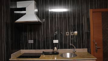 Badewanne und Dusche (separat), Komfortbadewanne, Regendusche