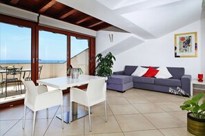 Junior Suite (2/4 pax) | Living area