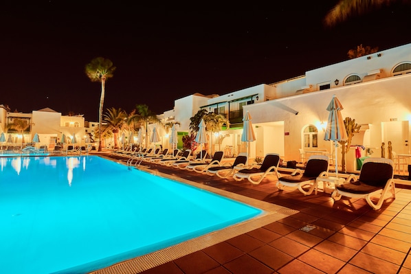 Outdoor pool, pool loungers