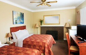 Desk, free WiFi - Travellers Haven Motel (Ottawa)