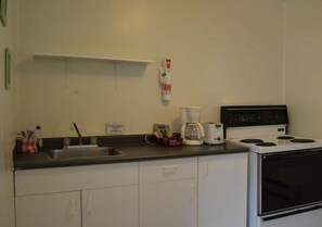 Habitació familiar | Cuina privada | Frigorífic, microones, placa de cuina i cafetera i tetera
