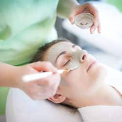 Een sauna, lichaamsbehandelingen, aromatherapie, hotstone-massages