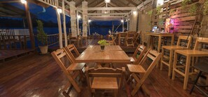 Breakfast and lunch served, sea views