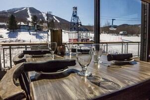 4 间餐厅，供应早餐、午餐和晚餐，地方菜