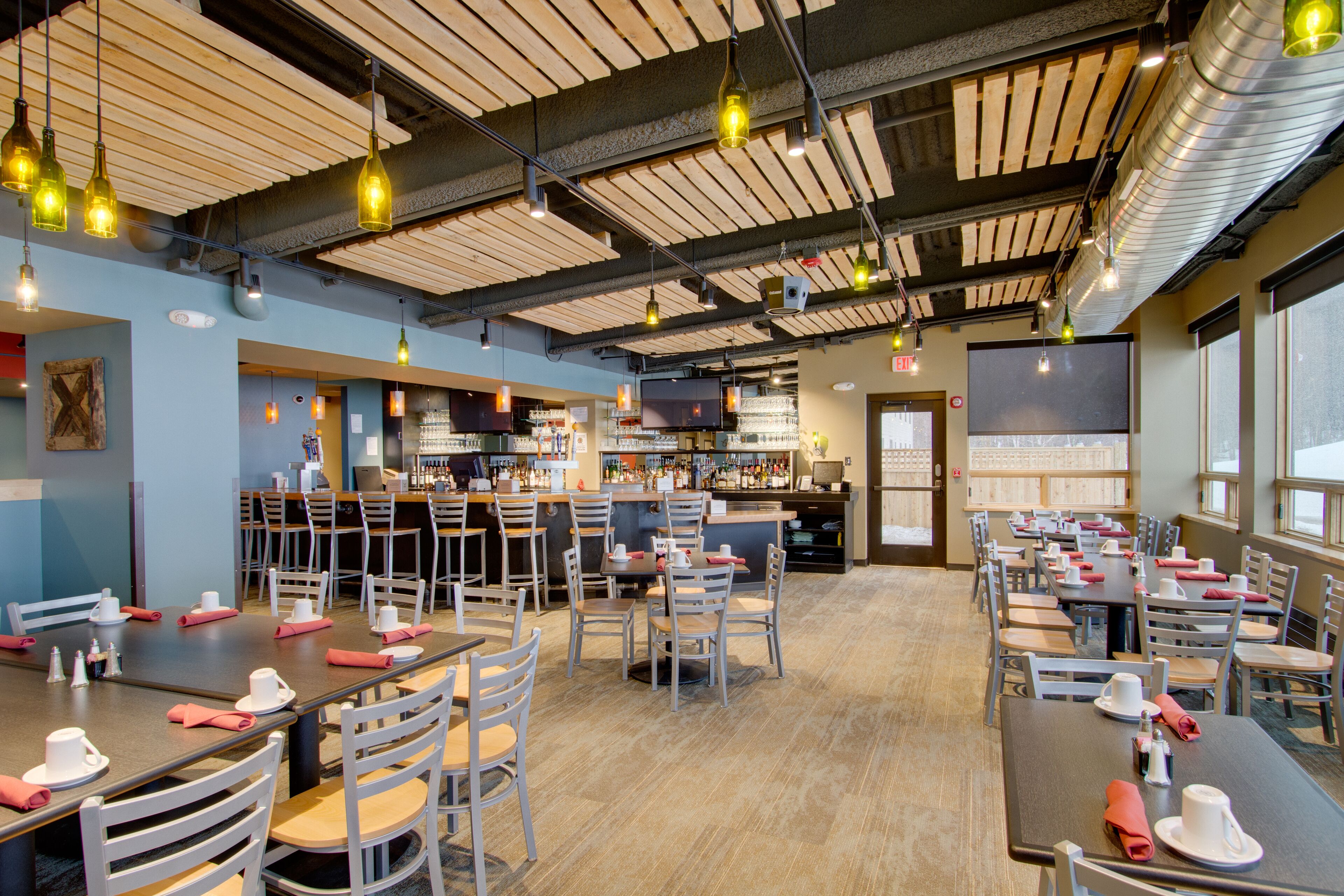 4 restaurantes, se sirven desayunos, comidas, cenas y cocina local