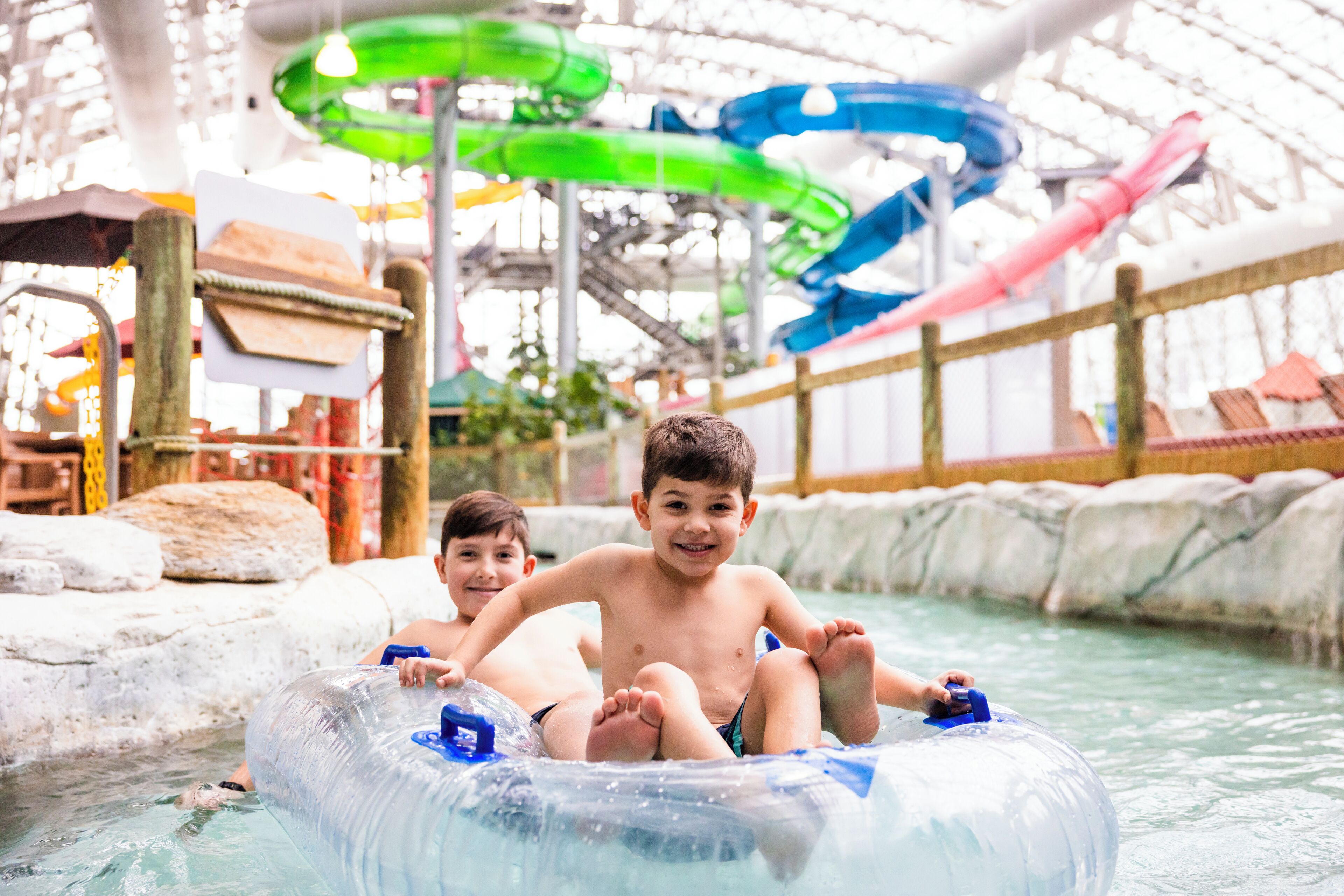 Parque acuático con flotadores e inflables.