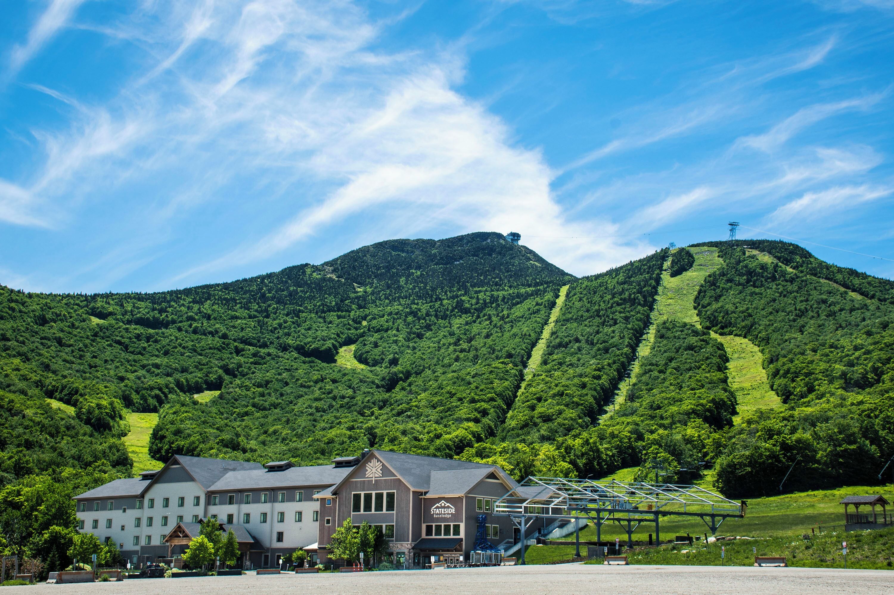 Un hôtel au design moderne, situé au pied d’une montagne.