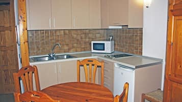 Full-sized fridge, microwave, stovetop, coffee/tea maker