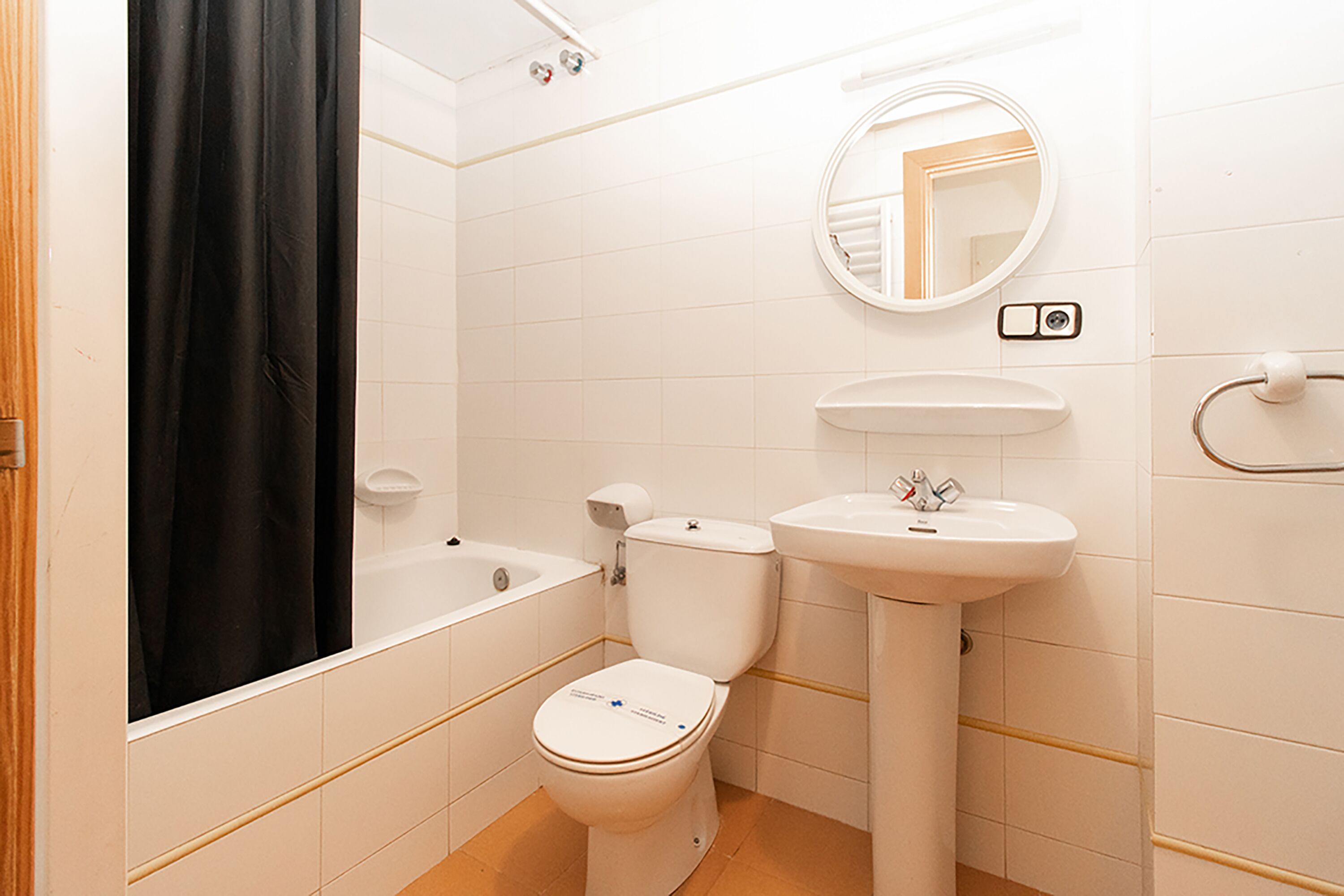 Basic Studio (for 5) | Bathroom | Deep soaking tub, towels