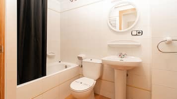 Basic Studio (for 5) | Bathroom | Deep soaking tub, towels