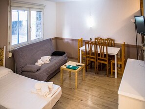 Studio – basic (for 4) | Oppholdsområde | TV