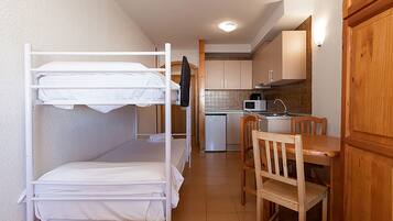 Estudio básico (for 5) | Zona de estar | Una televisión